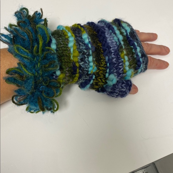 100% wool hat and mitts - Picture 3 of 9